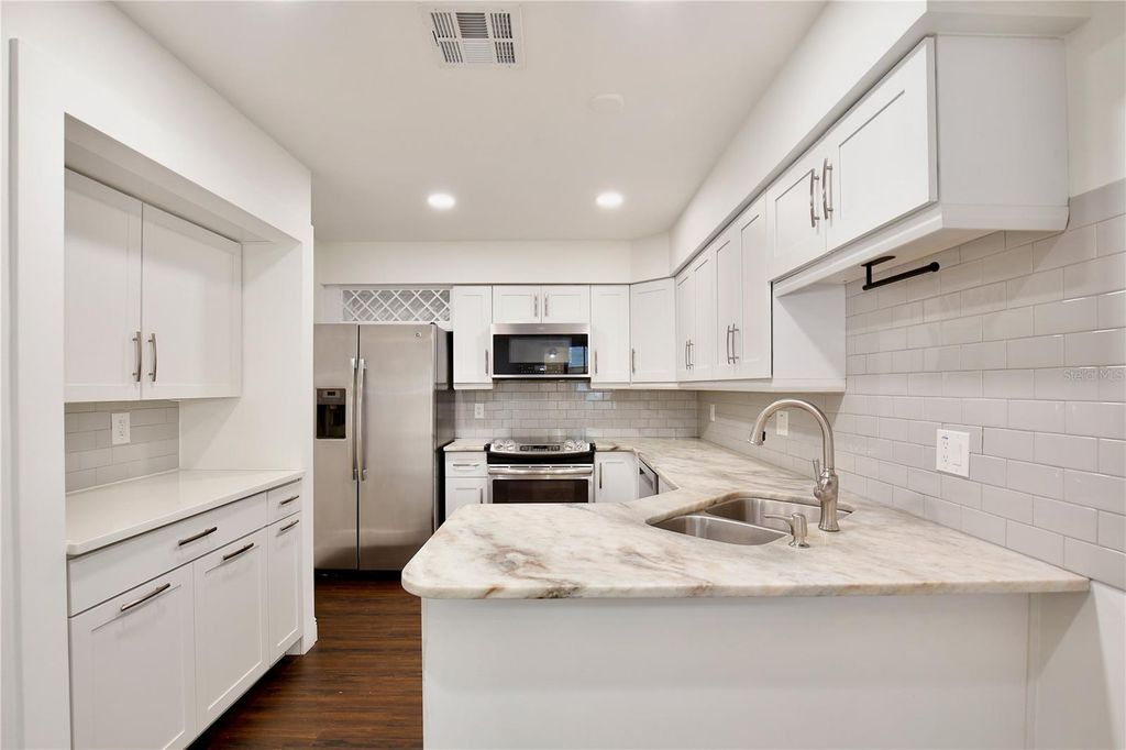 Image 9 of property listing at 904 NORFOLK COURT, Longwood, FL 32750