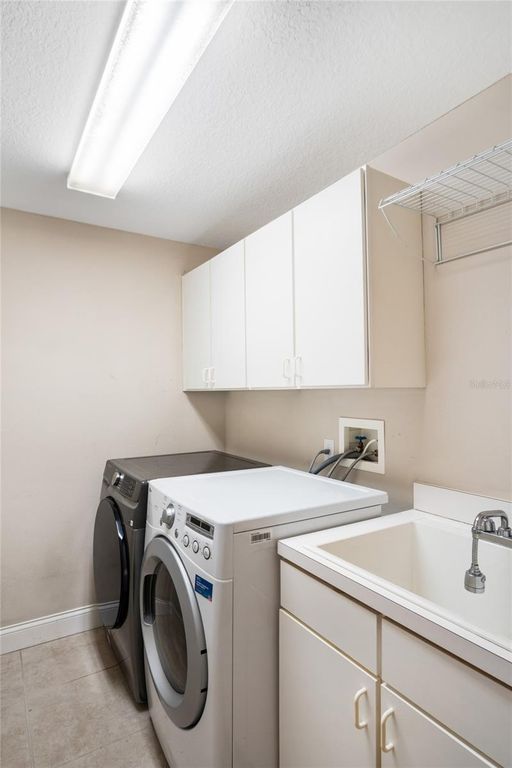 Image 33 of property listing at 10734 WOODCHASE CIRCLE, Orlando, FL 32836