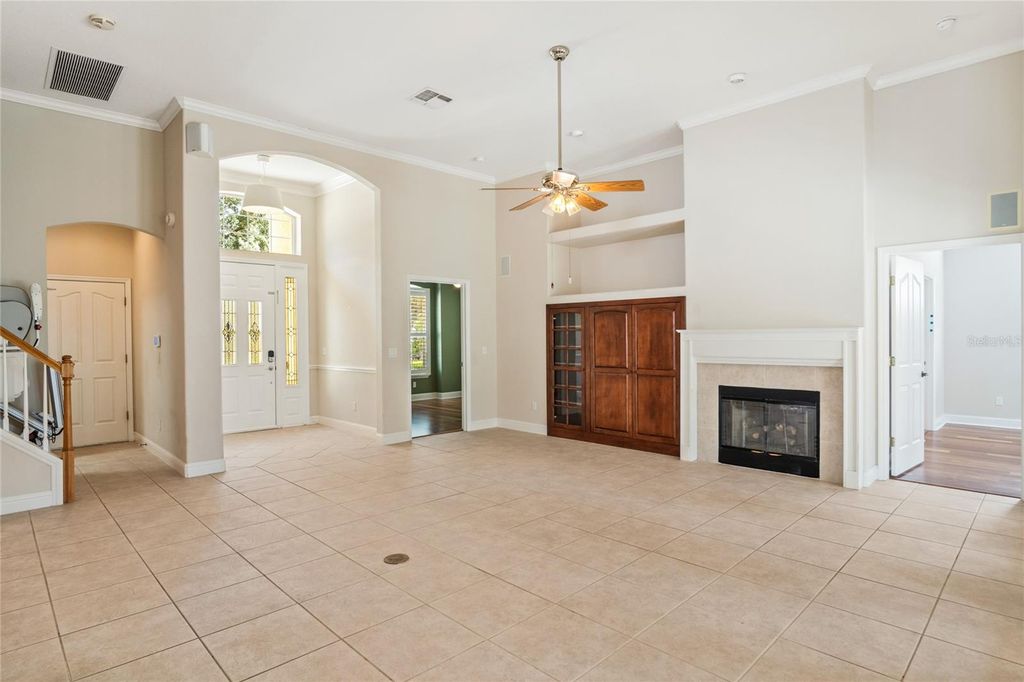 Image 6 of property listing at 10734 WOODCHASE CIRCLE, Orlando, FL 32836