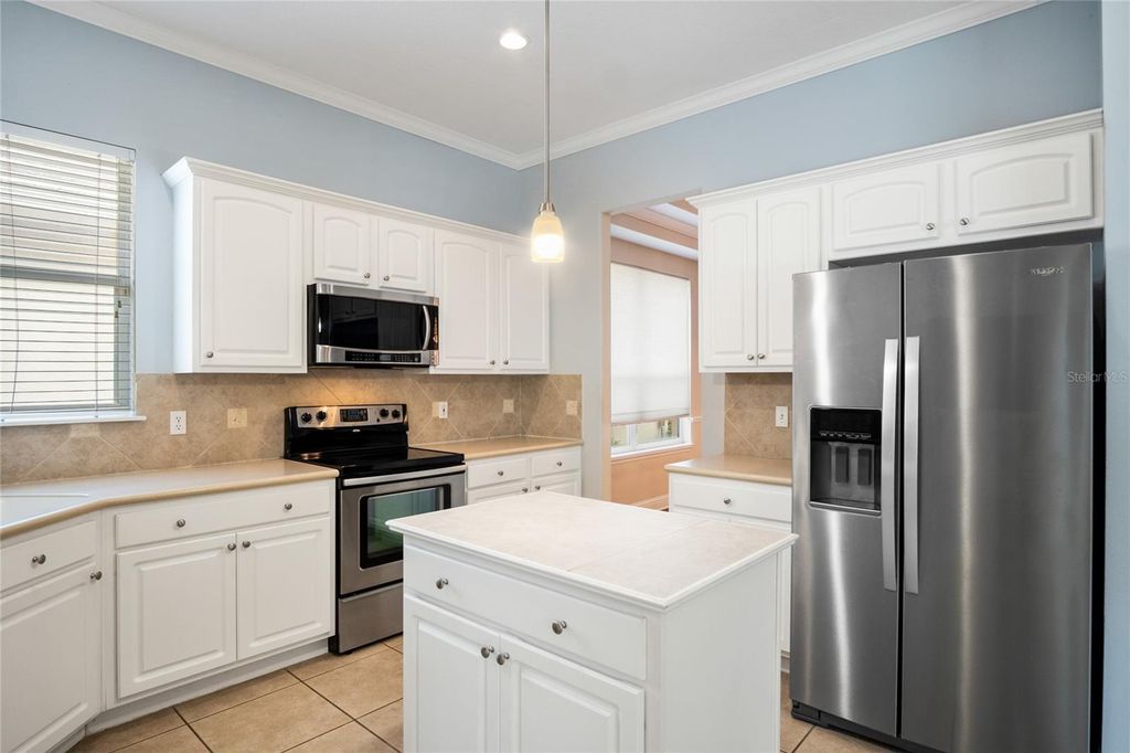 Image 10 of property listing at 10734 WOODCHASE CIRCLE, Orlando, FL 32836
