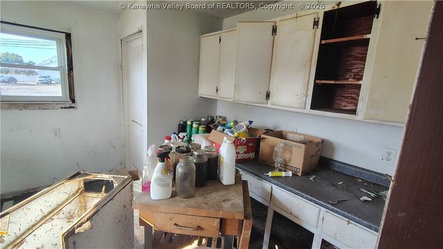 14 Layne Avenue, Nitro, WV 25143