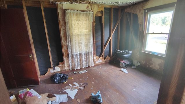14 Layne Avenue, Nitro, WV 25143