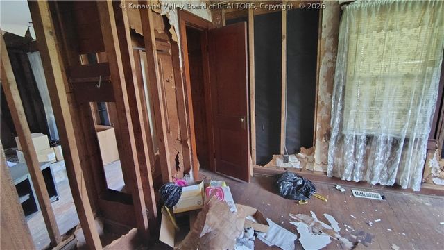 14 Layne Avenue, Nitro, WV 25143