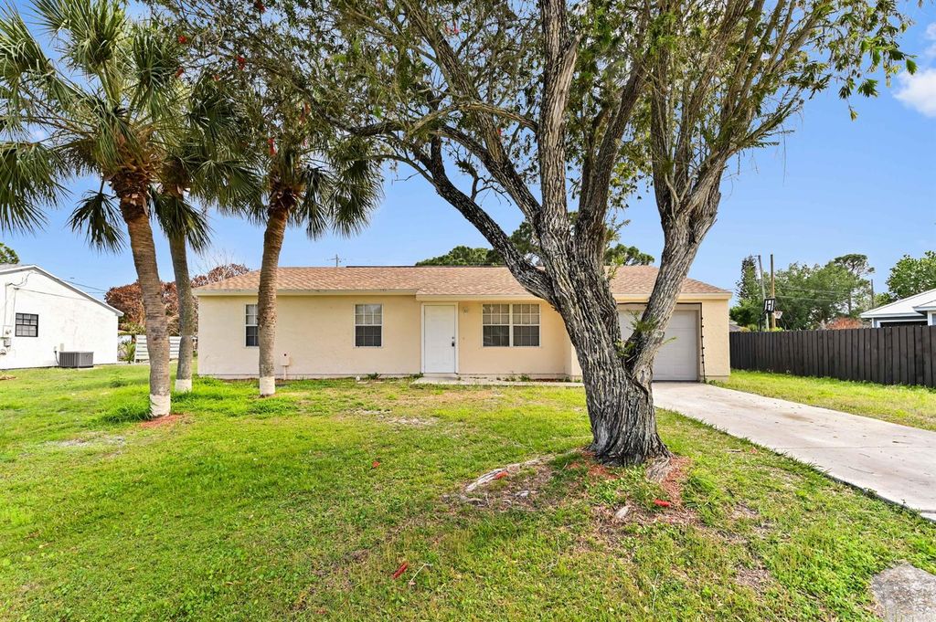 2441 SE University Terrace, Port St. Lucie, FL 34952