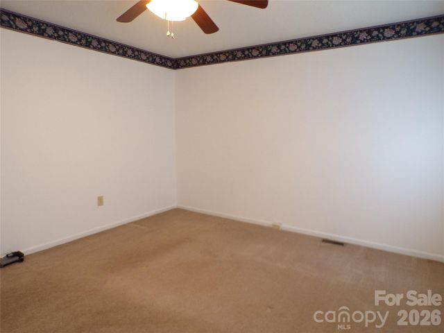 869 21st Avenue NE, Hickory, NC 28601