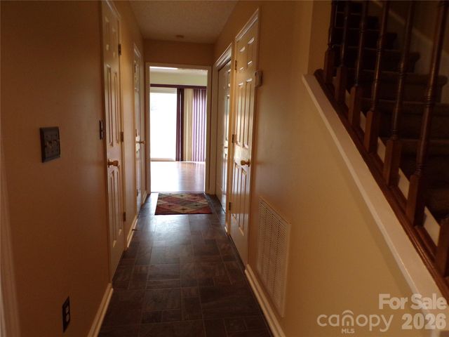 869 21st Avenue NE, Hickory, NC 28601