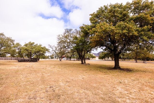 160 Rhum Rd, Kerrville, TX 78028