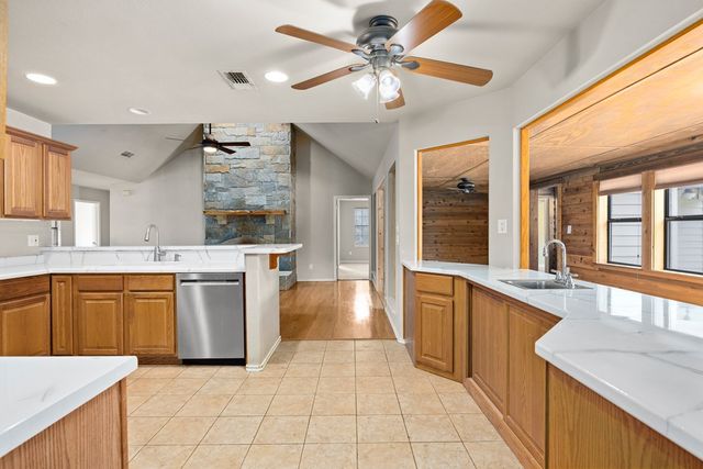 160 Rhum Rd, Kerrville, TX 78028