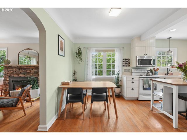 5900 Ne AINSWORTH St, Portland, OR 97218