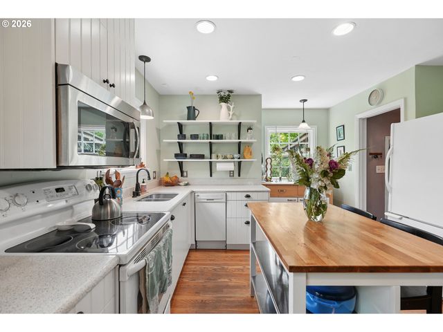5900 Ne AINSWORTH St, Portland, OR 97218