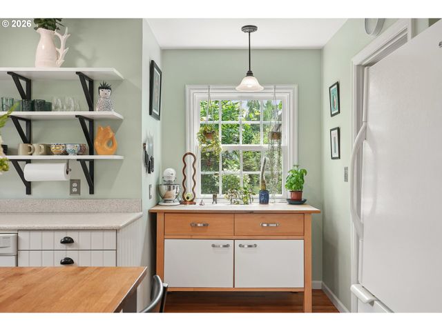 5900 Ne AINSWORTH St, Portland, OR 97218