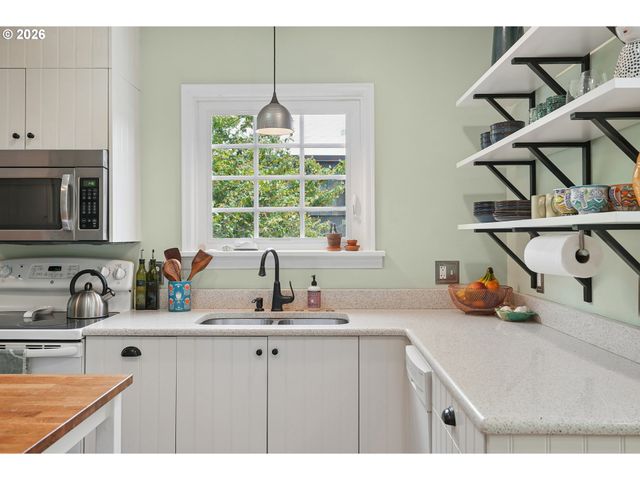 5900 Ne AINSWORTH St, Portland, OR 97218
