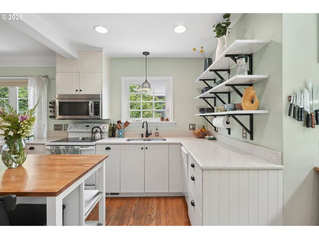 5900 Ne AINSWORTH St, Portland, OR 97218