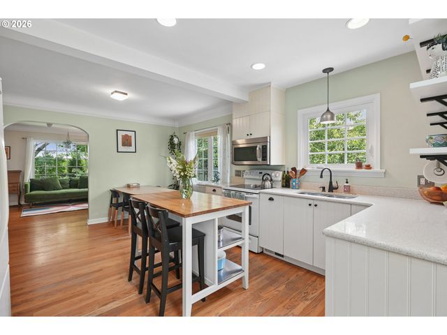 5900 Ne AINSWORTH St, Portland, OR 97218
