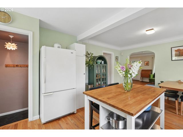 5900 Ne AINSWORTH St, Portland, OR 97218