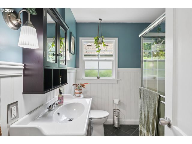 5900 Ne AINSWORTH St, Portland, OR 97218