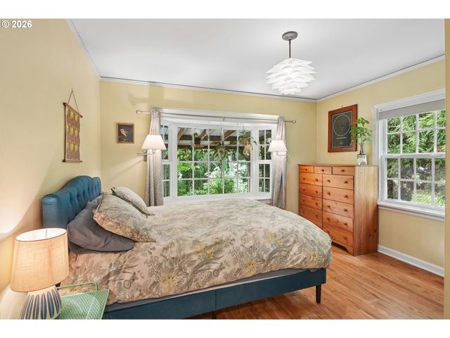 5900 Ne AINSWORTH St, Portland, OR 97218