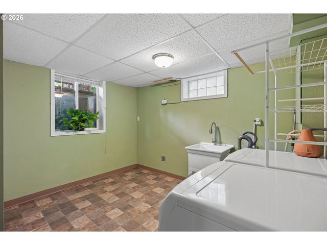 5900 Ne AINSWORTH St, Portland, OR 97218