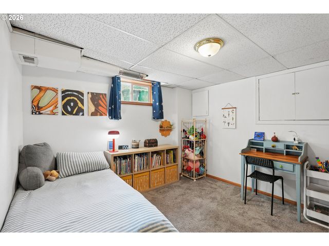 5900 Ne AINSWORTH St, Portland, OR 97218