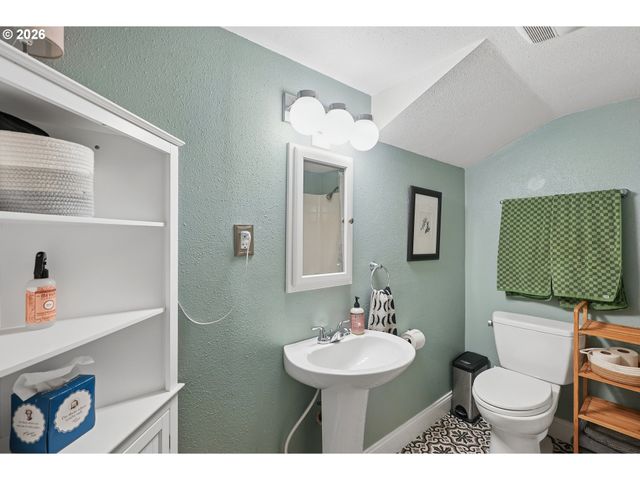 5900 Ne AINSWORTH St, Portland, OR 97218
