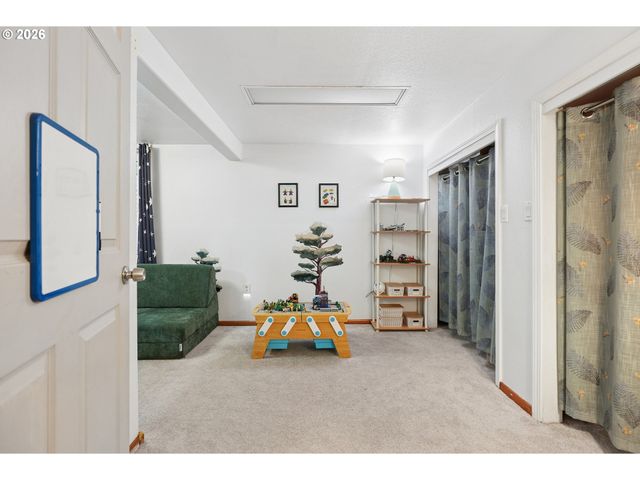 5900 Ne AINSWORTH St, Portland, OR 97218