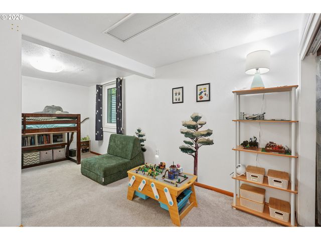 5900 Ne AINSWORTH St, Portland, OR 97218