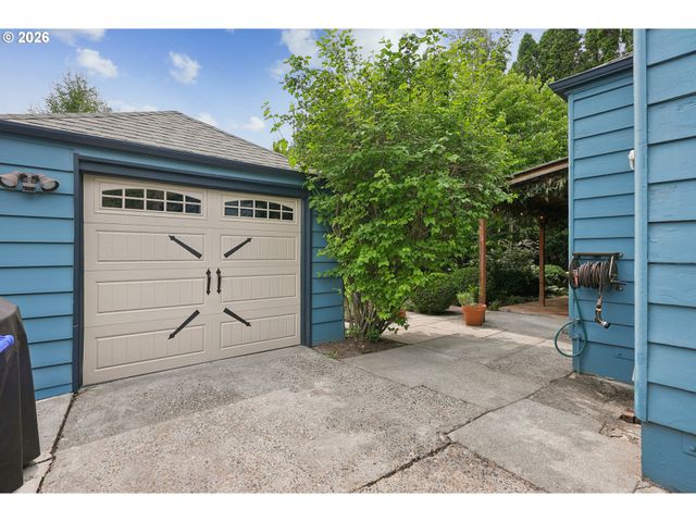 5900 Ne AINSWORTH St, Portland, OR 97218