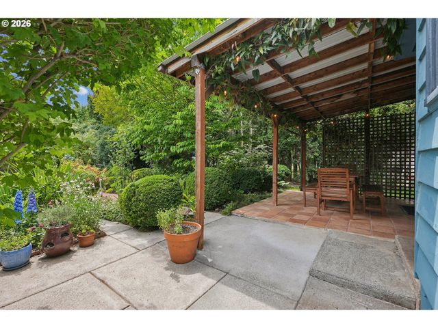 5900 Ne AINSWORTH St, Portland, OR 97218