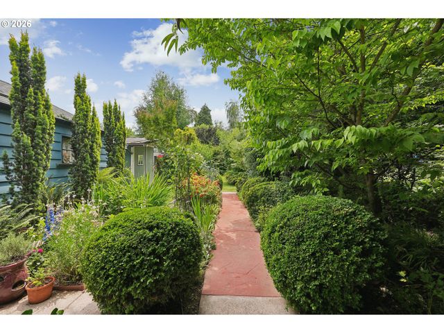 5900 Ne AINSWORTH St, Portland, OR 97218
