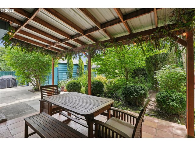 5900 Ne AINSWORTH St, Portland, OR 97218