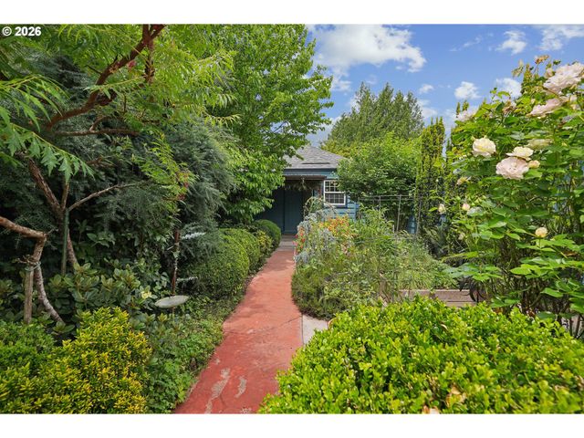 5900 Ne AINSWORTH St, Portland, OR 97218