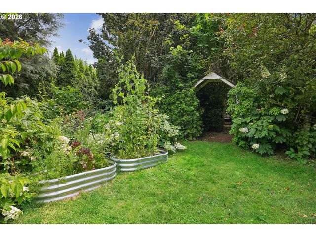 5900 Ne AINSWORTH St, Portland, OR 97218