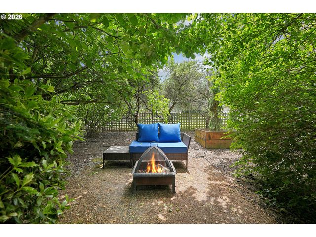 5900 Ne AINSWORTH St, Portland, OR 97218