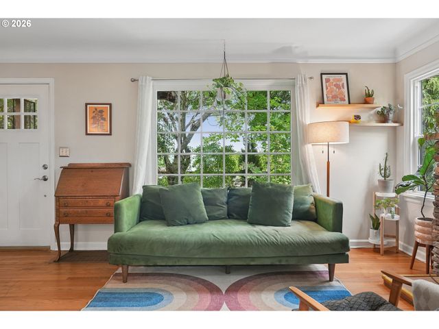 5900 Ne AINSWORTH St, Portland, OR 97218