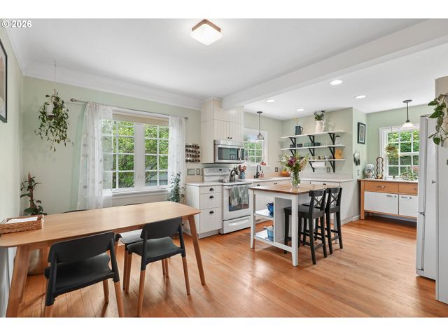 5900 Ne AINSWORTH St, Portland, OR 97218
