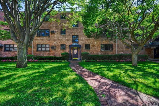 15 Beach Road 3D, Great Neck, NY 11023