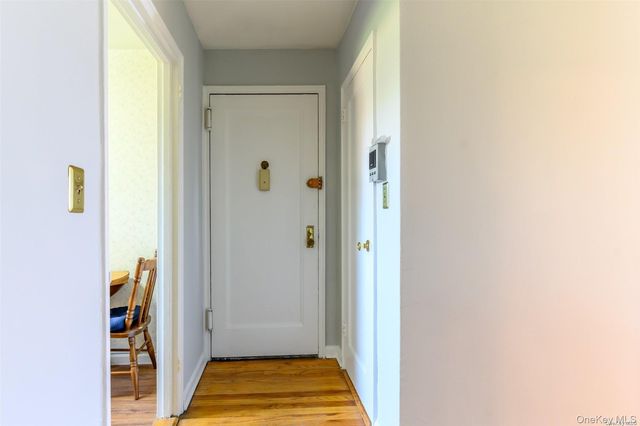 15 Beach Road 3D, Great Neck, NY 11023