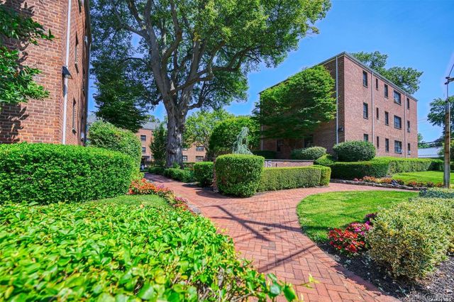 15 Beach Road 3D, Great Neck, NY 11023