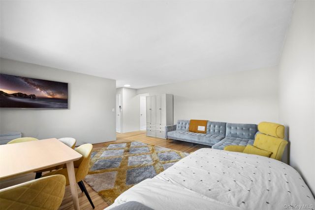 15 Beach Road 3D, Great Neck, NY 11023