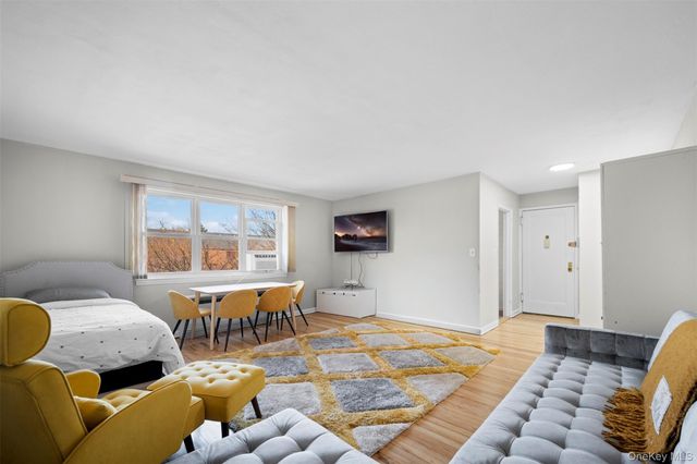 15 Beach Road 3D, Great Neck, NY 11023