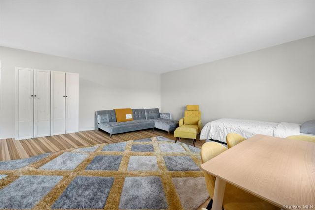 15 Beach Road 3D, Great Neck, NY 11023