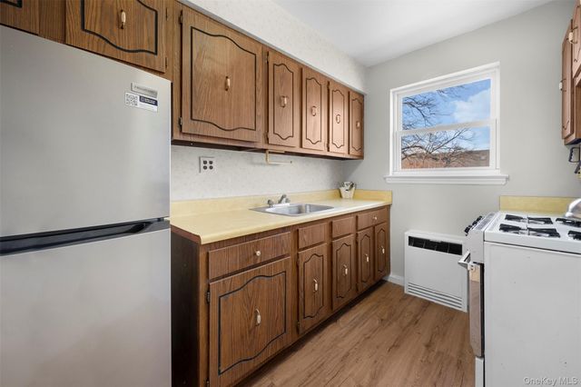 15 Beach Road 3D, Great Neck, NY 11023