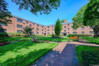 15 Beach Road 3D, Great Neck, NY 11023