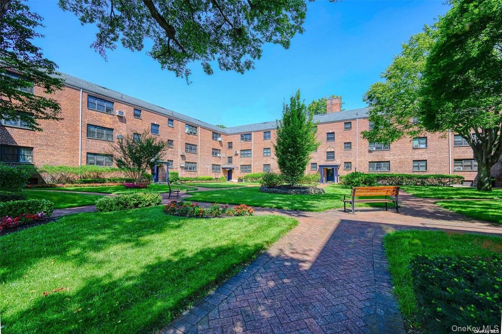 15 Beach Road 3D, Great Neck, NY 11023