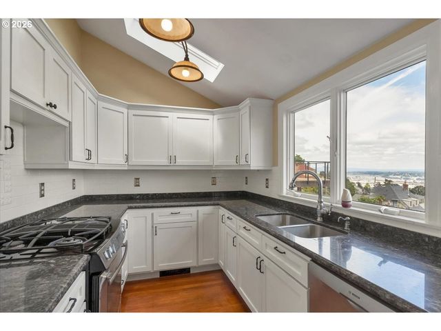 294 Nw MACLEAY Blvd, Portland, OR 97210