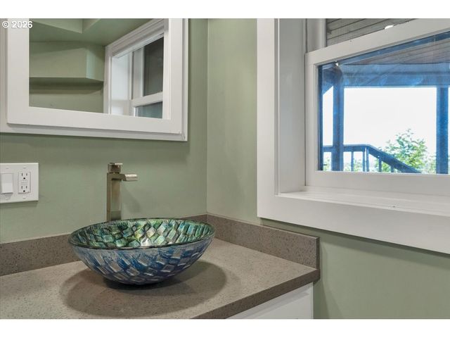 294 Nw MACLEAY Blvd, Portland, OR 97210