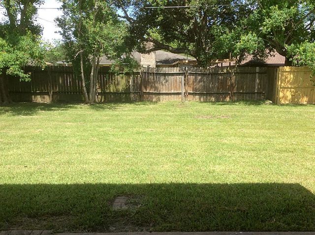 5 Lazybrook Street, Angleton, TX 77515