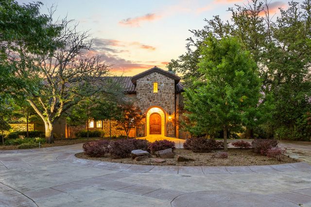 8 Meadowlake Drive, Heath, TX 75032