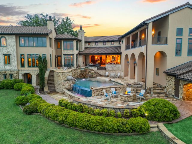 8 Meadowlake Drive, Heath, TX 75032