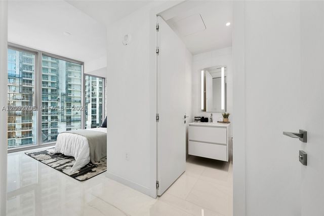 300 Biscayne Blvd Way 2809, Miami, FL 33131